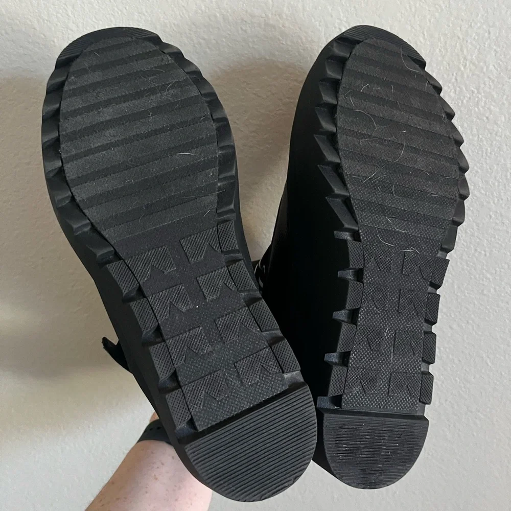 Juicy Couture Veronica black puffer‎ platform winter boots white strap size 8